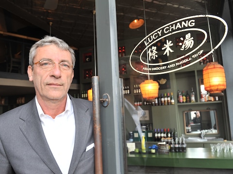 Peter Michaels voor zijn zaak Lucy Chang in Antwerpen.