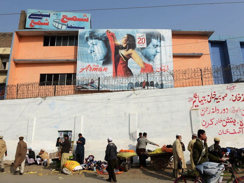 Archiefbeeld van de bioscoop Shama in Peshawar, die bekendstond voor het vertonen van Pakistaanse erotische films.
