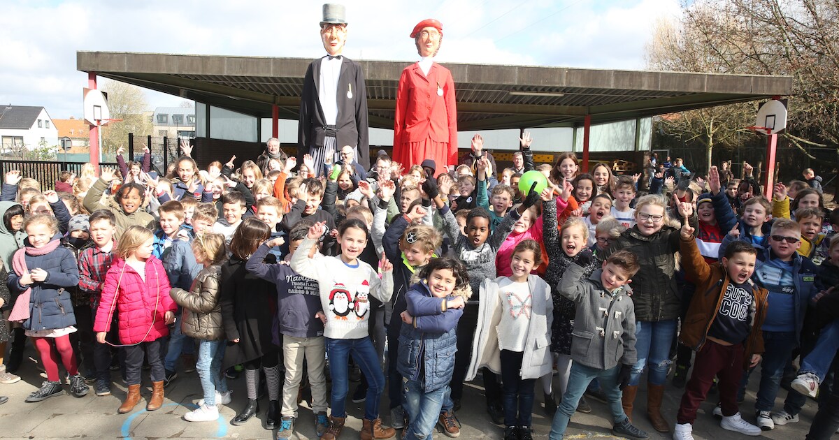 Halse reuzen Romeo en Juliette promoten zichzelf op Heilig Hart&College ...
