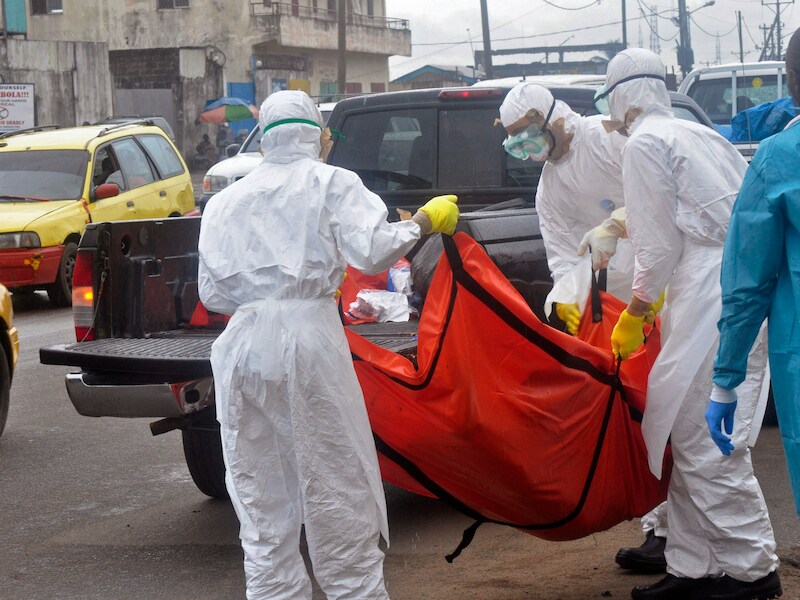 Gezondheidswerkers bergen het lichaam van een ebolaslachtoffer in Monrovia, Liberia.