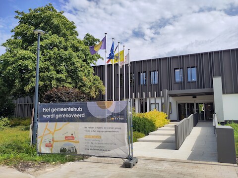 Archieffoto van het gemeentehuis. In 2022 kreeg het pand al een nieuwe gevel.