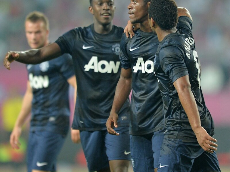 Zaha wordt gefeliciteerd met zijn gelijkmaker.