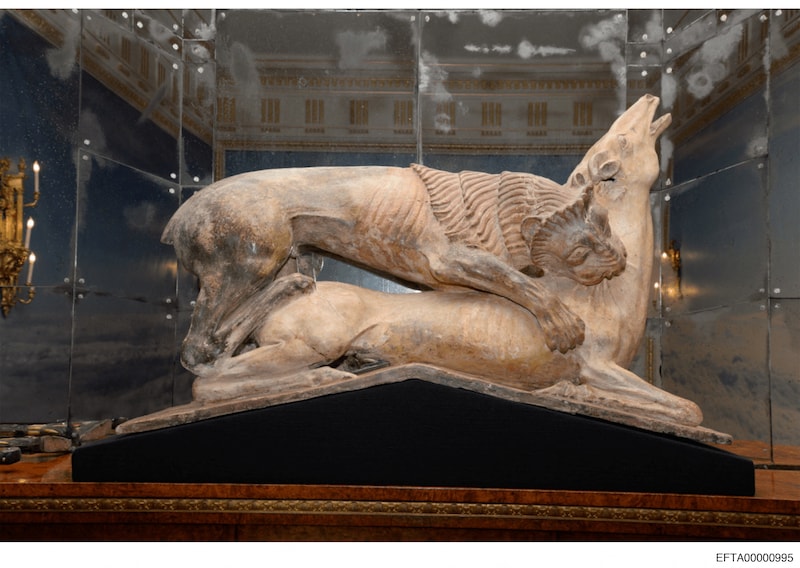 Blik in het interieur van Jeffrey Epstein. Een standbeeld van een roofdier die een weerloos diertje bijt.