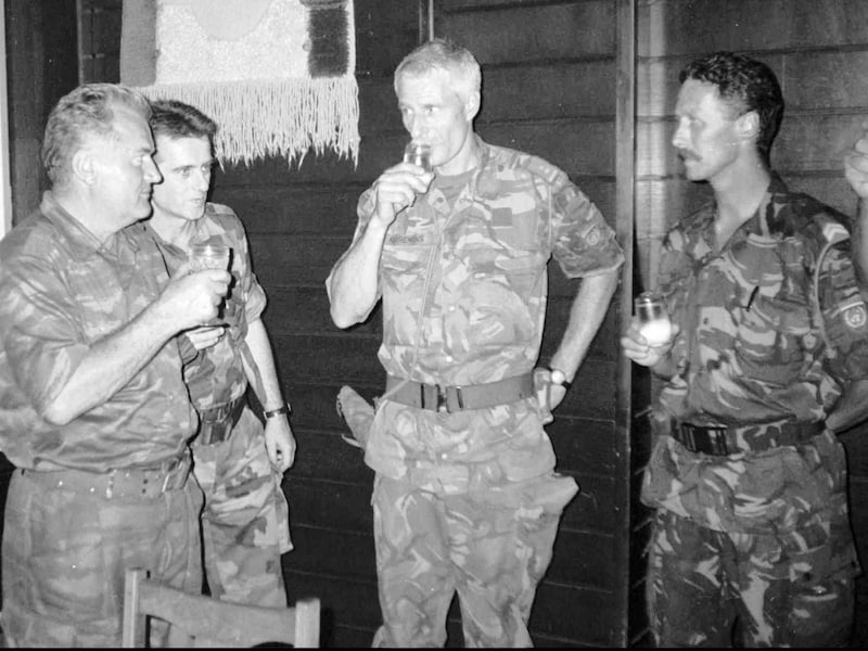12 juli 1995: Een dag na de val van Srebrenica toast Ratko Mladic (links) met Dutchbat-commandant Thom Karremans (midden).