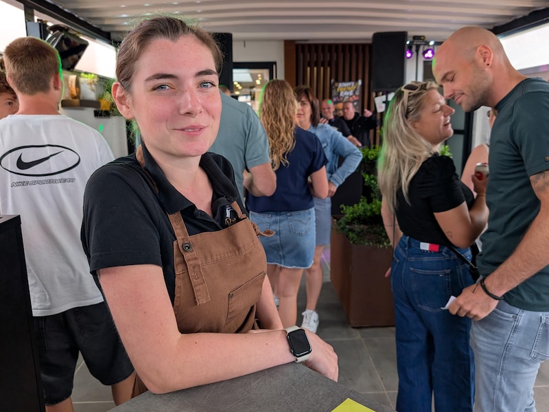 Bonny’s Friethuis wordt even mini-discotheek: klanten hakken met een frikandel speciaal in de hand tijdens eerste Frietkot Rave