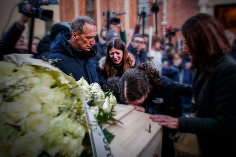 KIJK. Wat een feestavond moest zijn, werd een hel: slachtoffers doen hun  verhaal in VTM NIEUWS‑docu over Crans-Montana | VTM Nieuws | HLN.be