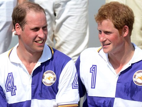 Prins William (links) werd begin deze week voor het eerst vader. Zijn broer Harry is verheugd dat de familie is uitgebreid.