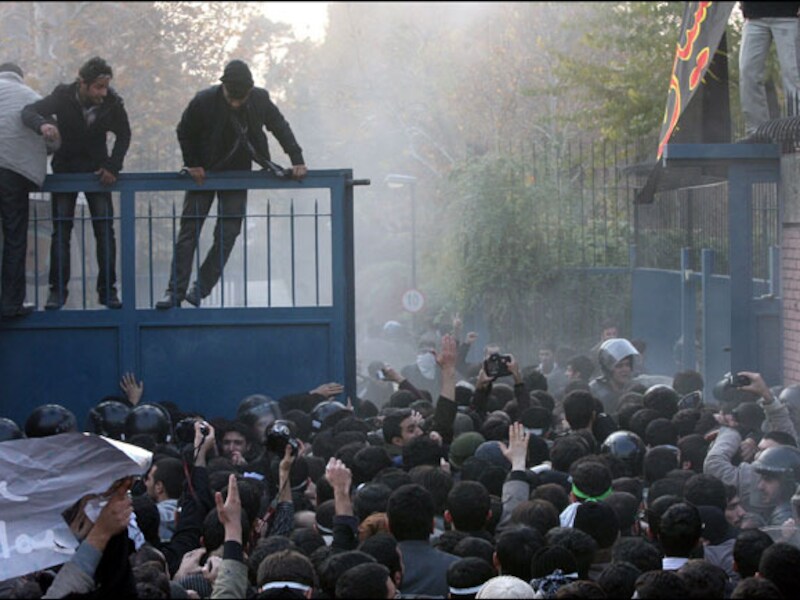 Studenten bestormden de Britse ambassade in Teheran.