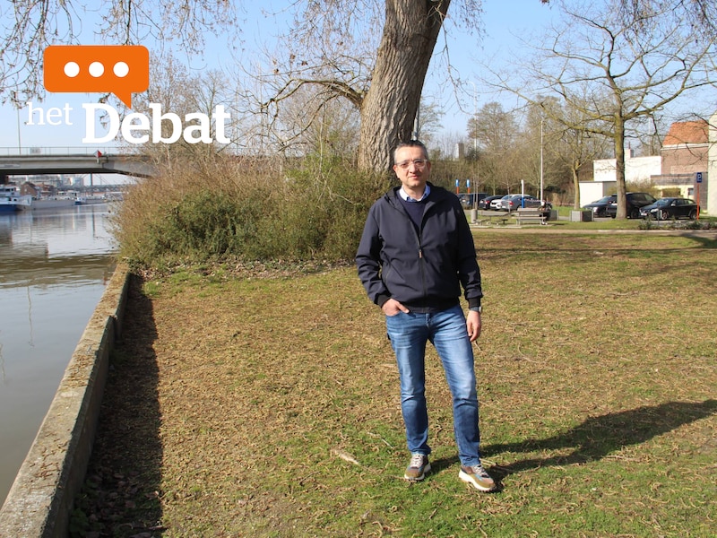 Schepen Bruno Lambert op de plek waar Izegem Strand komt te liggen. Voor heel wat lezers mag dat dossier toch nog even blijven liggen.