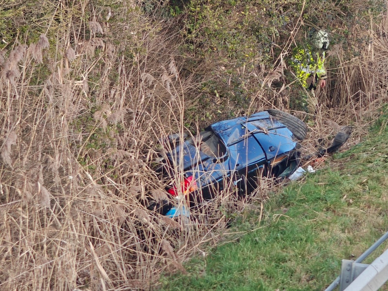 De verhakkelde wagen werd uit het struikgewas getakeld.