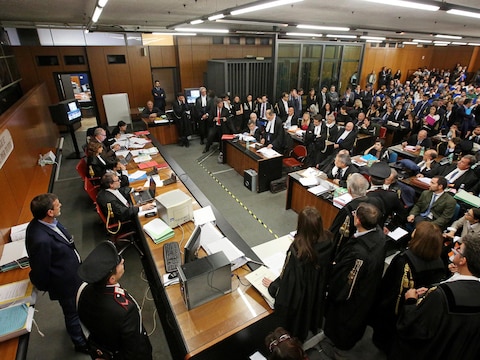 Een overzicht van de overvolle rechtszaal. Er zijn 46 beklaagden in het monsterproces "Hoofdstadmaffia".