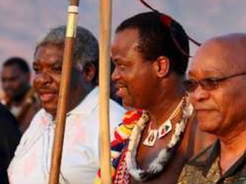 Koning Mswati III (midden) kijkt toe