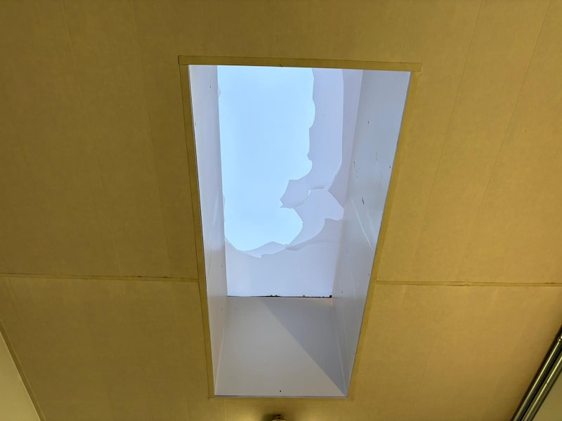 De jongeren vielen door de lichtkoepel van de refter.