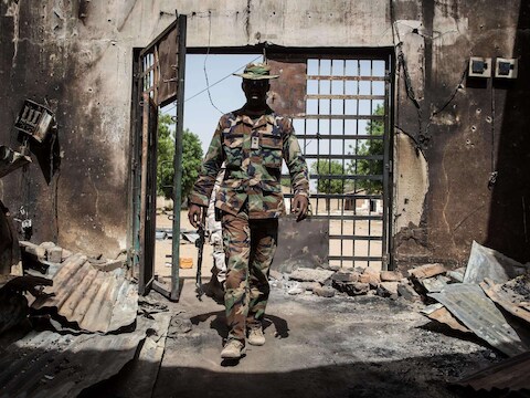 Een soldaat in Nigeria.