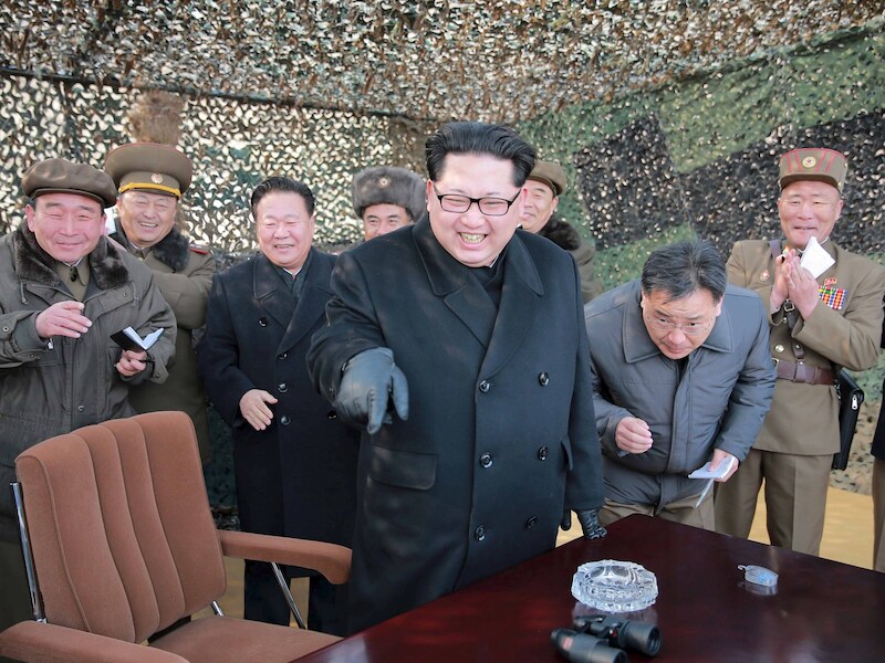 De Noord-Koreaanse leider Kim Jong-un bij een raketlancering op 4 maart.