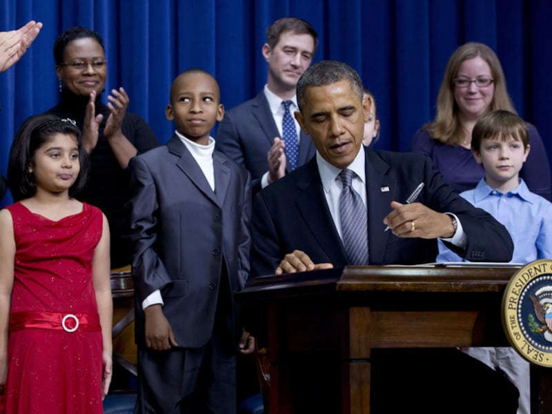 Obama tekent zijn voorstellen in aanwezigheid van kinderen die hem schreven over wapenbezit in de Verenigde Staten.