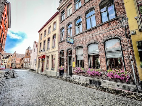 De feiten vonden plaats aan Hostel Lybeer in Brugge.