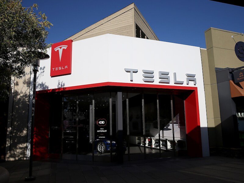Tesla Motors heeft in het eerste kwartaal 14.820 auto's aan de man gebracht. Dat zijn er bijna de helft meer dan een jaar eerder, maar wel minder dan de 16.000 stuks waar het bedrijf zelf voor die periode op rekende.