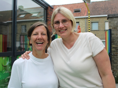 Directeur Els Lemaire en haar kersverse zorgcoördinator/ beleidsmedewerker Annick Vandenbulcke. De Alveringemse gemeenteschool zoekt nog een juf of meester voor het tweede leerjaar.