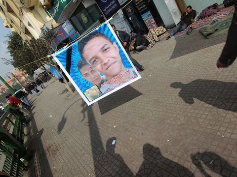 Deze twee demonstranten kwamen vorige week bij de onlusten om het leven. Hun portret siert nu het Tahrirplein.