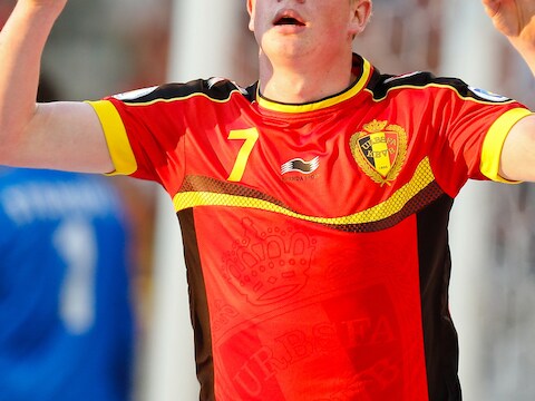 Kevin De Bruyne met de vingers in de lucht nadat hij vrijdag de 1-0 scoorde tegen Servië.