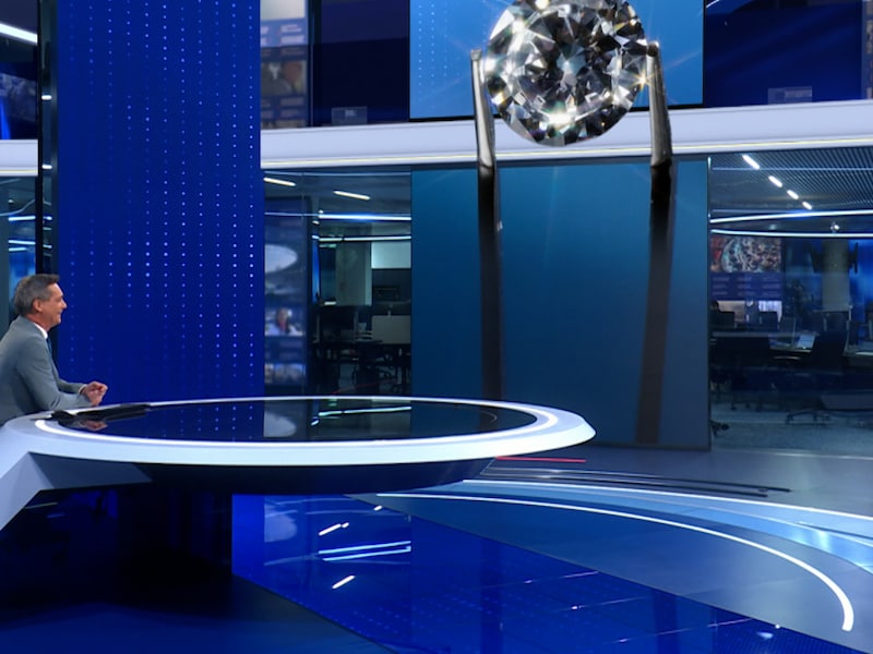 KIJK. Stef Wauters kondigt verloving VTM NIEUWS-journaliste aan tijdens uitzending: “Met een echte diamant?”