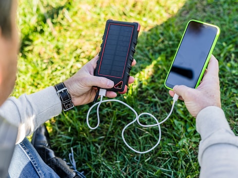 Niets zo vervelend als zonder stroom vallen op een cruciaal moment tijdens een uitstap. Met een degelijke powerbank help je dit probleem de wereld uit.