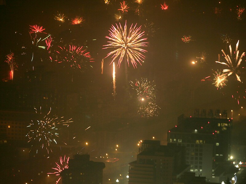 Vuurwerk in een vervuild Peking.