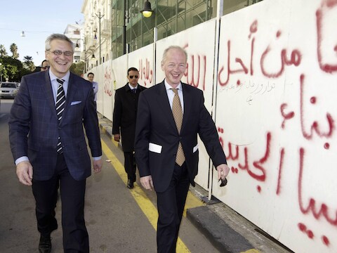 Kris Peeters in Tripoli met de Belgische ambassadeur in Libië.