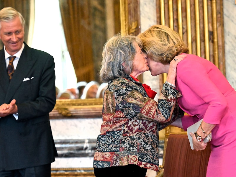 Chris Lomme geeft de koningin een dikke zoen.