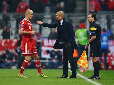 Arjen Robben (links) krijgt instructies van Josep Guardiola.