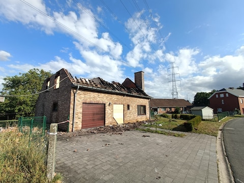 De woning in Vlezenbeek brandde volledig uit.