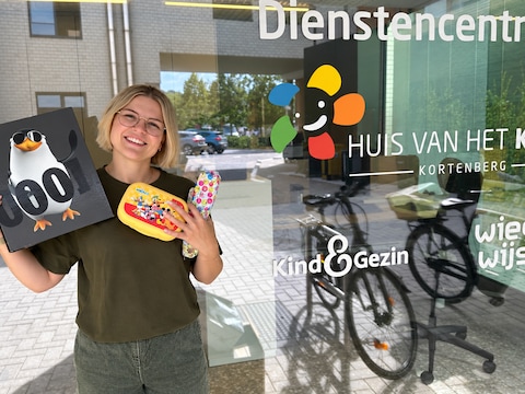 Tessa Vanderick met een deel van de ingezamelde schoolspullen.