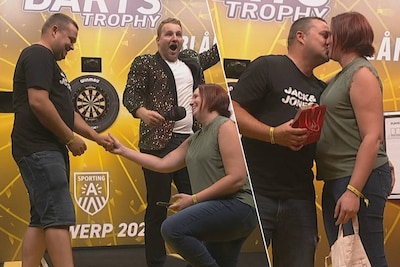 KIK. “Sorry dat ik u dit aandoe...”: vrouw vraagt haar vriend ten huwelijk op podium Flanders Darts Trophy