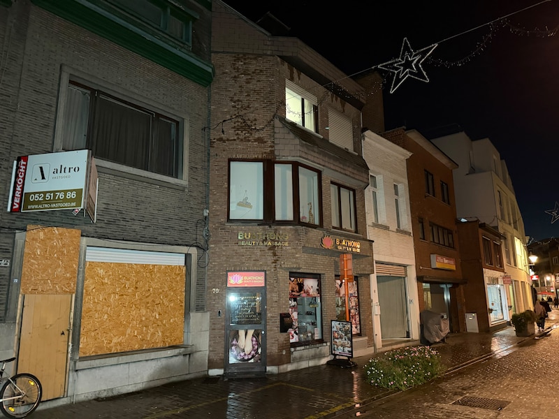 De woning waar het vuur ontstond bevindt zich boven een schoonheidssalon.