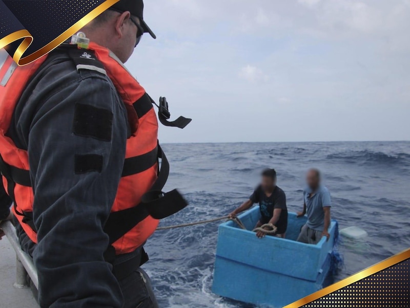 Beeld van de redding van de mannen op zee.