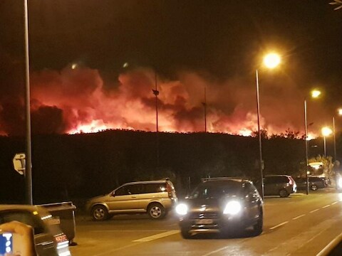 Onder meer in Bormes-les-Mimosas vecht de brandweer tegen het vuur.