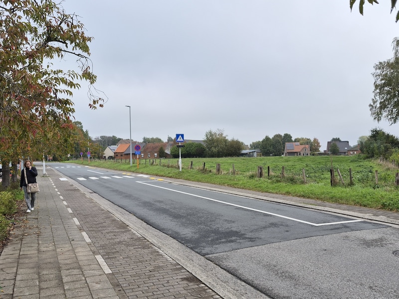 Op de weilanden aan de overkant van de parking van sporthal De Klavers in de Sint-Andriesstraat komt een nieuwe woonbuurt.