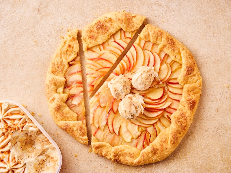 Het perfecte herfstdessert? Deze appel-frangipanegalette met een bolletje ijs