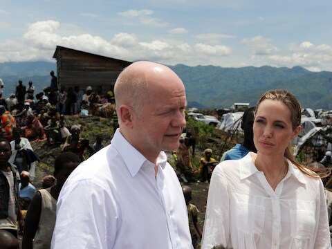 Angelina Jolie stak vorige week tijdens een bezoek aan een vluchtelingenkamp in Congo de slachtoffers van seksueel geweld een hart onder de riem.