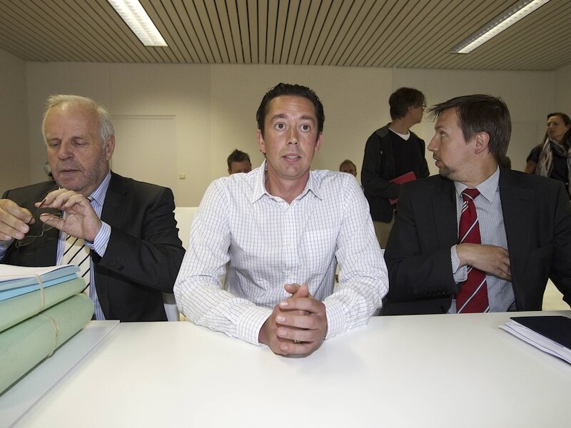 Leif Hoste werd vergezeld door advocaten Johnny Maesschalck en Kristof De Saedeleer.