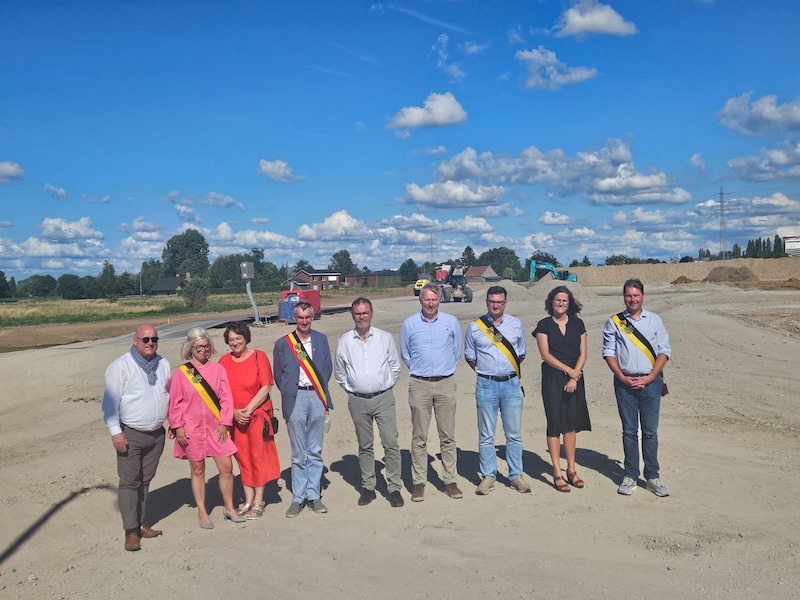 Groen licht voor aanleg nieuw watergebonden bedrijventerrein: “Zo weren we vrachtverkeer maximaal uit dorpskern van Oostrozebeke”