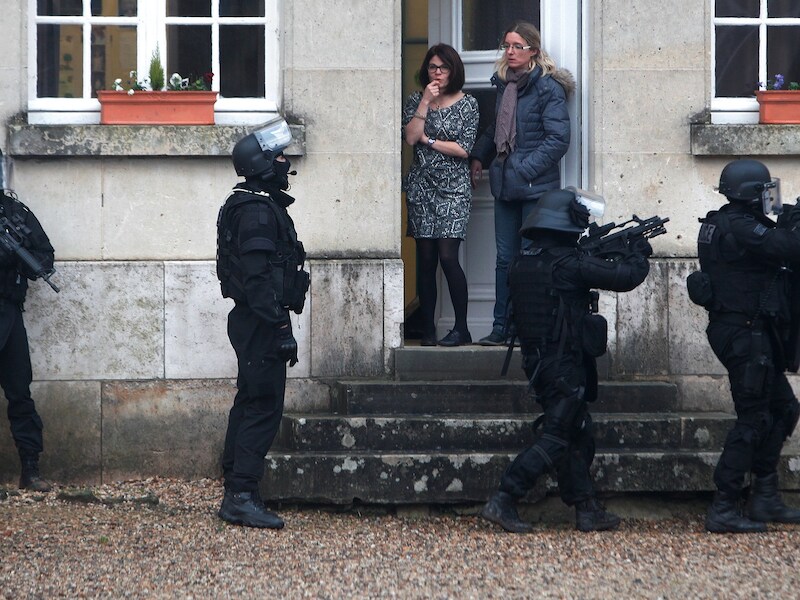 De speciale eenheid van de Franse politie houdt huiszoekingen in Longpont, een dorp met 294 inwoners, ten noorden van Parijs.
