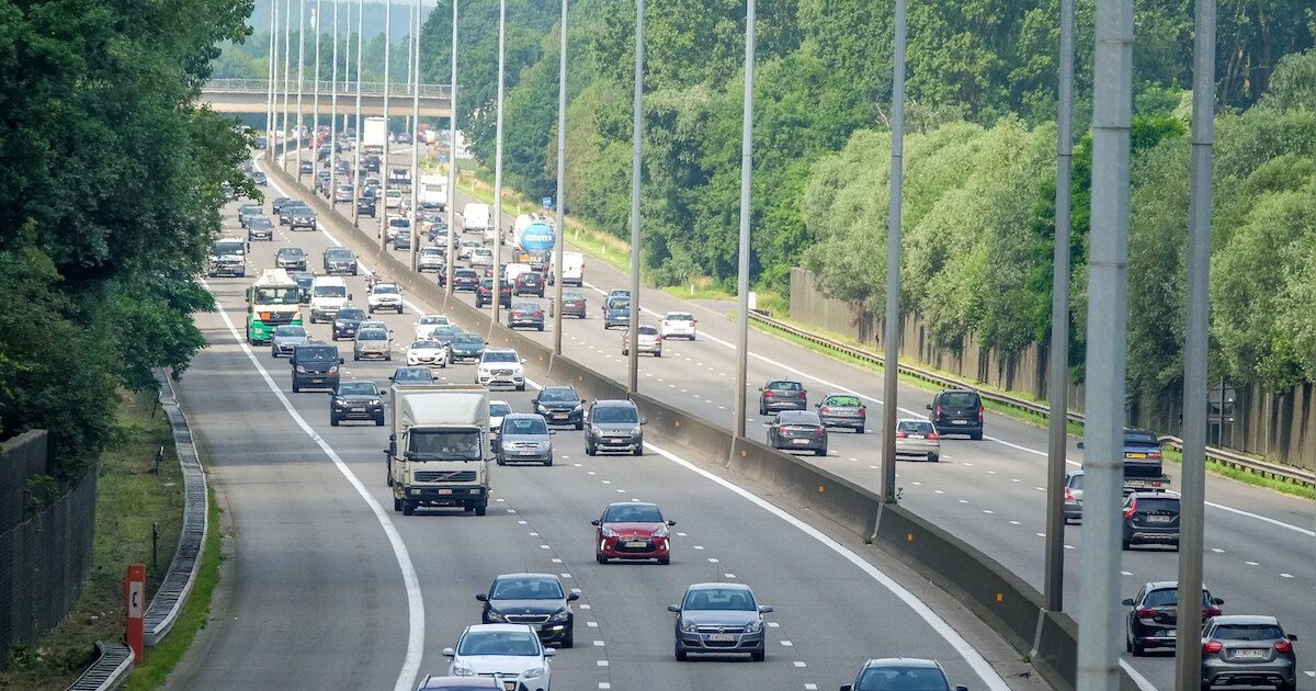 Drie kwartier file op E40 richting Gent vanaf Sint-Agatha-Berchem: twee rijstroken versperd ter hoog