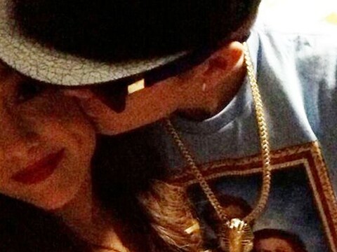 Justin Bieber kust zijn vriendin Ariana Grande.