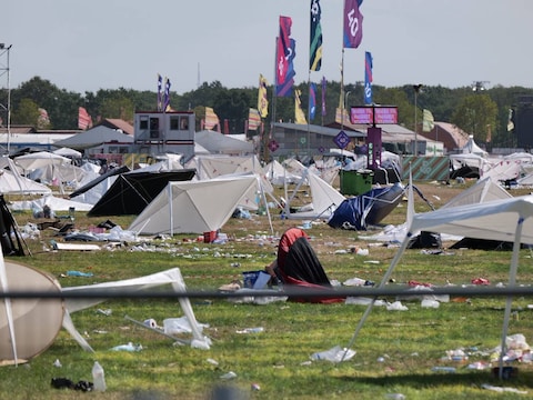 De camping van Pukkelpop na afloop van het festivalweekend, met her en der achtergelaten tenten en kampeerspullen.