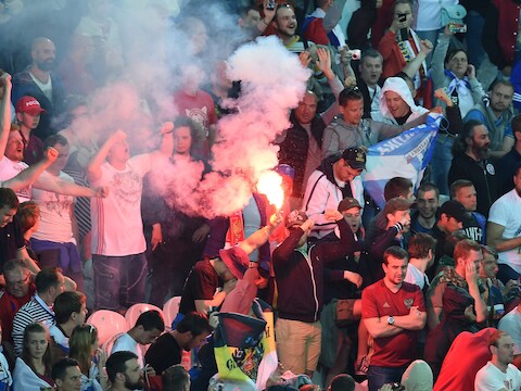 Russische hooligans steken vuurwerk af tijdens de wedstrijd Rusland-Engeland.