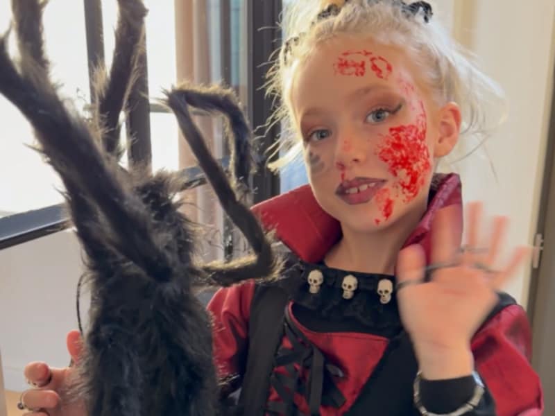 Lisa-Marie toont haar griezeligste outfit voor Halloween in Denderleeuw