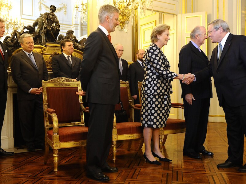 Frans Van Daele begroet de koninklijke familie. Of hij de kabinetschef wordt van de nieuwe koning staat nog niet vast, meldt het paleis.