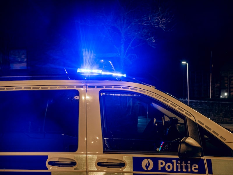 Wagen slaat over de kop na aanrijding met geparkeerde auto in Maasmechelen